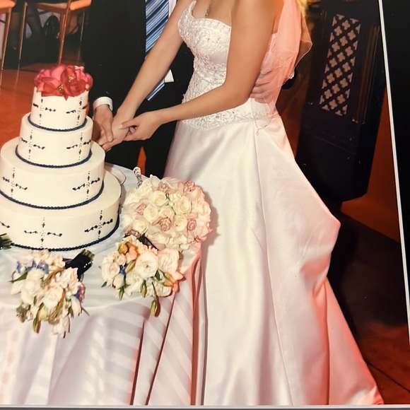 Sweetheart A-line strapless Wedding gown with Train, embroidery, sequins,size 10 - Picture 8 of 17